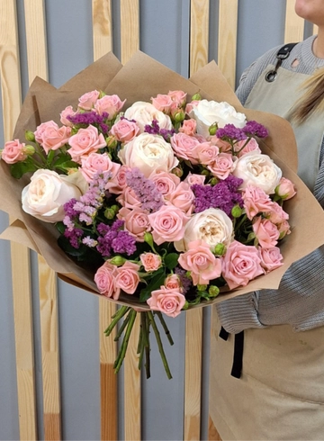 Букет из нежных кустовых роз от интернет-магазина цветов в 