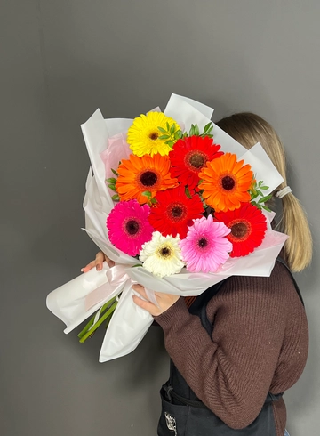 Букет из 9 гербер в упаковке от интернет-магазина цветов в 