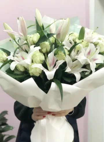 Букет из белых лилий и роз от интернет-магазина цветов в 
