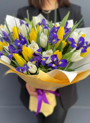 Букет из тюльпан и ирисов от интернет-магазина цветов в 