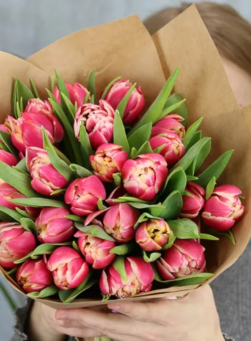 Букет из 25 пионовидных тюльпанов от интернет-магазина цветов в 