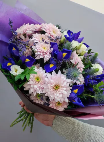 Букет  с ирисами «Незабудка» от интернет-магазина цветов в 