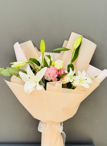 Букет из лилии с эустомой  от интернет-магазина цветов в 