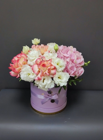 Короб из гортензии, роз и эустомы от интернет-магазина цветов в 