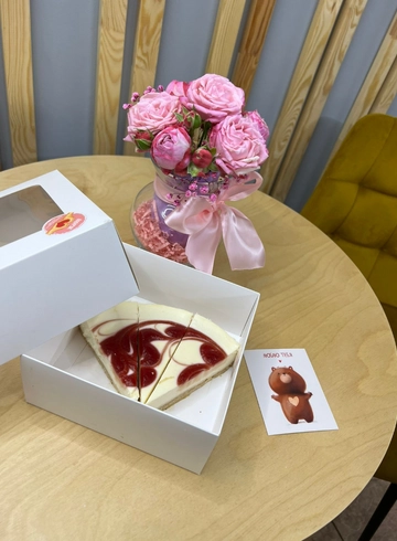 Композиция в стеклянной вазе с десертом  от интернет-магазина цветов в 