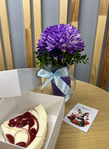 Чизкейк в кругу прекрасной хризантемы  от интернет-магазина цветов в 