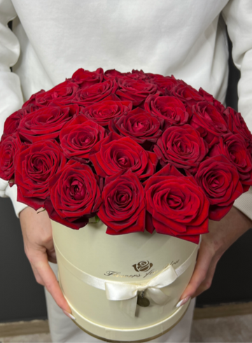 Короб из 31 бордовых роз  от интернет-магазина цветов в 