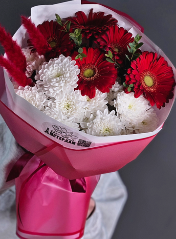 Букет с хризантемой и герберами  от интернет-магазина цветов в 