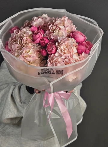Букет с гортензией и пионовидными кустовыми розами  от интернет-магазина цветов в 