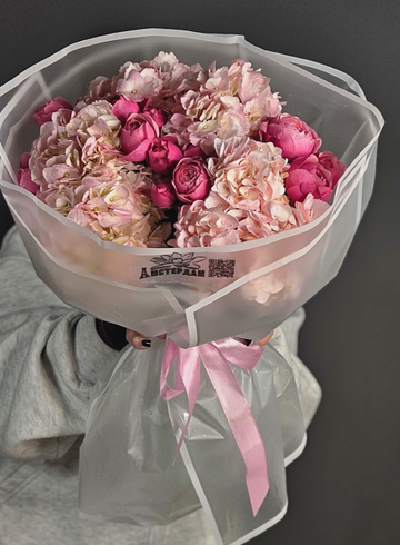 Букет с гортензией и пионовидными кустовыми розами  от интернет-магазина цветов в 