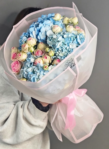 Букет из гортензий и пионовидных роз от интернет-магазина цветов в 