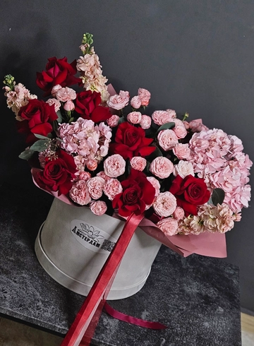 Короб-гигант с гортензией и французскими розами  от интернет-магазина цветов в 