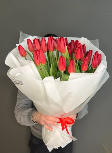 35 красных тюльпанов  от интернет-магазина цветов в 