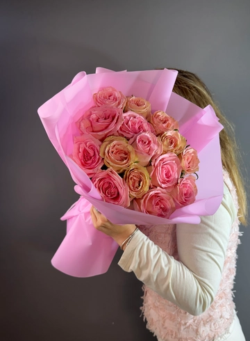 Букет из 15 роз «Свитнесс» от интернет-магазина цветов в 