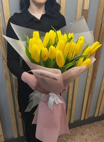 Букет из крупных тюльпанов  от интернет-магазина цветов в 