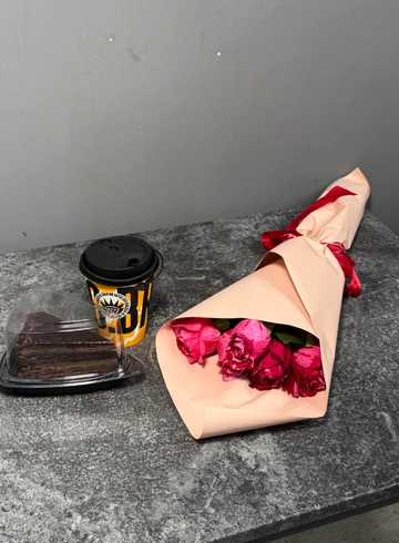 Букет комплимент с тортиком   от интернет-магазина цветов в 