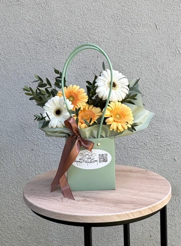 Сумочка с герберами  от интернет-магазина цветов в 