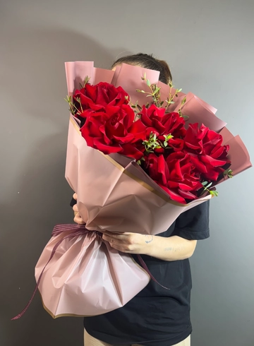 Букет из бордовых французских роз  от интернет-магазина цветов в 