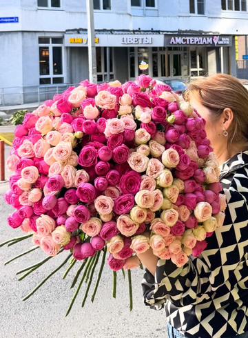 Wow-букет из 65 пионовидных кустовых роз от интернет-магазина цветов в 