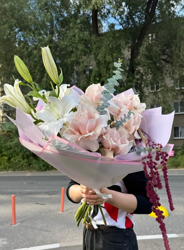 Букет с лилией, французскими розами и амарантусом от интернет-магазина цветов в 