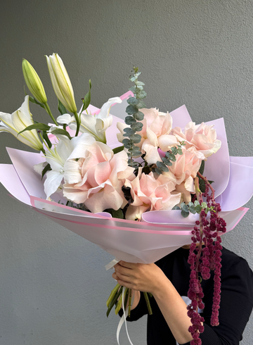 Букет с лилией, французскими розами и амарантусом от интернет-магазина цветов в 