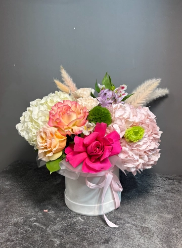 Коробка с гортензией и розами от интернет-магазина цветов в 