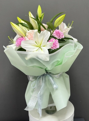 Букет из лилии и французской розы от интернет-магазина цветов в 