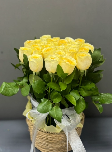 Корзина из 27 лимонных роз от интернет-магазина цветов в 