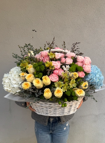 Премиум корзина из гортензии, роз, пионовидных кустовых роз от интернет-магазина цветов в 