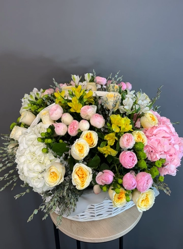 Корзина из гортензии, роз, пионовидных кустовых роз от интернет-магазина цветов в 