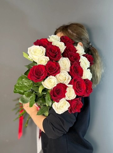 25 бело-красных эквадорских роз  от интернет-магазина цветов в 