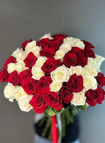 Букет из 51 бело-красной эквадорской розы от интернет-магазина цветов в 