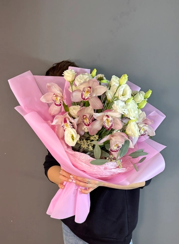 Букет из орхидеи и эустомы «Нежное прикосновение» от интернет-магазина цветов в 