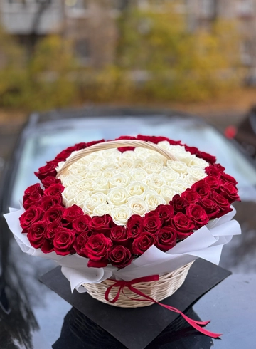 Корзина из 101 эквадорской розы в форме сердца из красно белых роз от интернет-магазина цветов в 