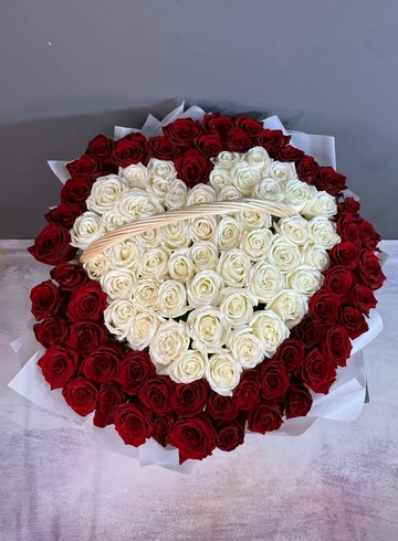 Корзина из 101 эквадорской розы  от интернет-магазина цветов в 