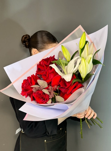 Букет из французских роз и лилии от интернет-магазина цветов в 