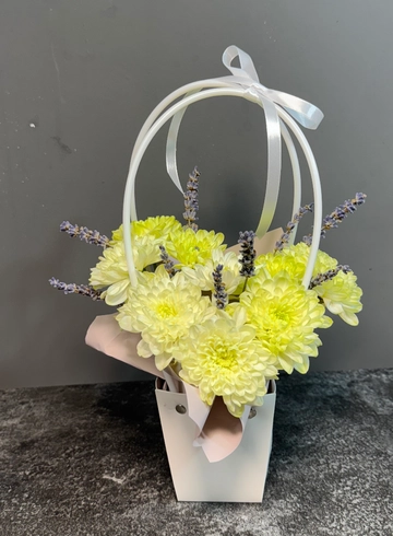 Мини-сумочка из хризантемы и лаванды от интернет-магазина цветов в 