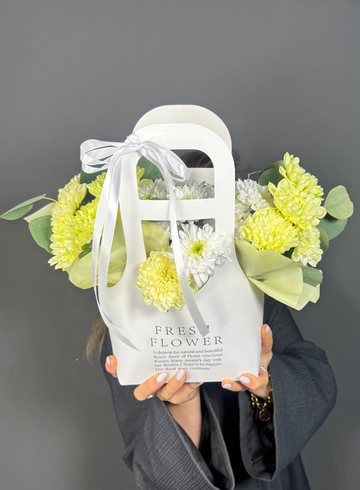 Сумочка из хризантем «Фисташка» от интернет-магазина цветов в 