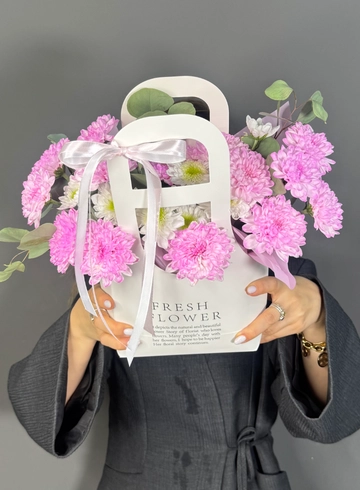 Сумочка из хризантем «Розовое поле» от интернет-магазина цветов в 