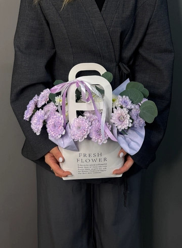 Сумочка из фиолетовых хризантем  от интернет-магазина цветов в 