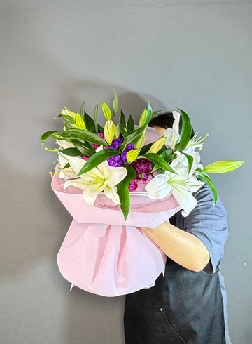 Букет из 5 лилий и диантусов  от интернет-магазина цветов в 