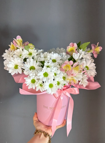 Нежная композиция из хризантем и альстромерии от интернет-магазина цветов в 