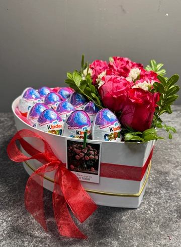 Короб сердце с киндерами от интернет-магазина цветов в 
