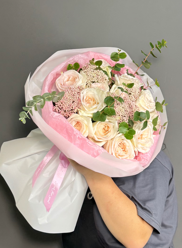 Букет с 13 премиальной розой и озатамнусом от интернет-магазина цветов в 