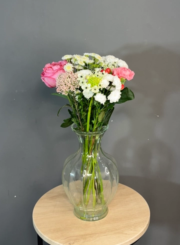 Стеклянная ваза с зауженным горлом от интернет-магазина цветов в 