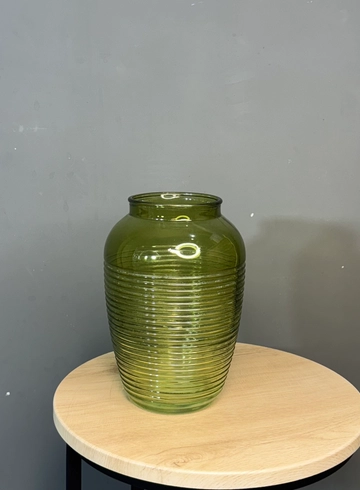 Зеленая стеклянная ваза от интернет-магазина цветов в 