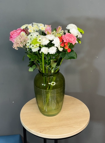 Зеленая стеклянная ваза от интернет-магазина цветов в 