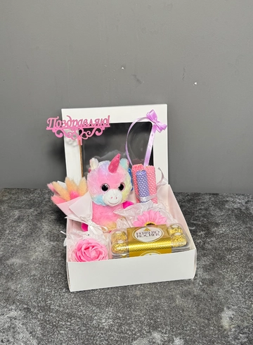 Подарочный набор со свечами ручной работы, шоколадом, мини букетом, декоративным мылом от интернет-магазина цветов в 