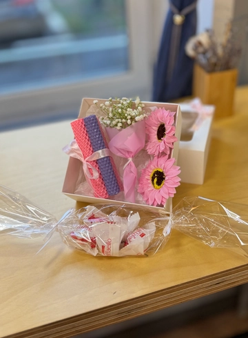 Подарочный набор из свеч ручной работы, декоративного мыла, конфет и мини букета от интернет-магазина цветов в 