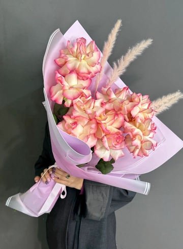 Букет из 9 французских роз и тростника  от интернет-магазина цветов в 